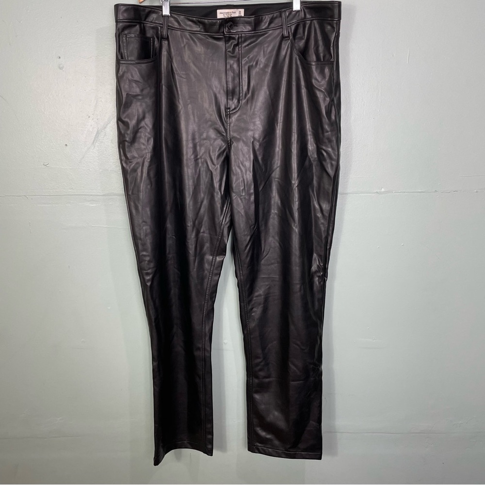 Abercrombie and Fitch The 90's Straight Ultra High Rise Faux Leather Curve Love
